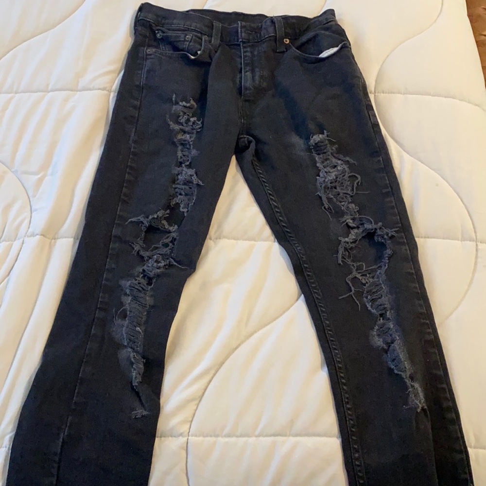 Men’s distressed black denim jeans by Levi